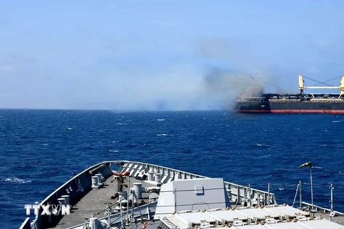 Thủy thủ tàu M/V Verbena sơ tán sau vụ tấn công của Houthi