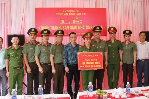 Trao tặng Nhà tình nghĩa cho cán bộ, chiến sĩ và hộ nghèo thành phố Lào Cai và huyện Mường Khương