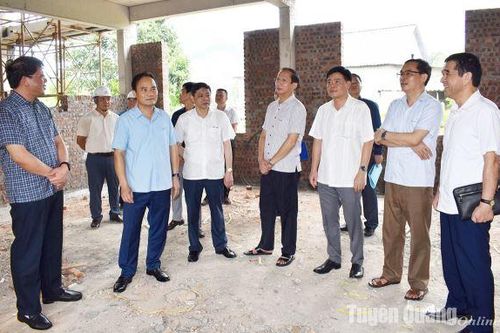 Phó Chủ tịch UBND tỉnh Hoàng Việt Phương kiểm tra tiến độ xây dựng Trường THCS Minh Thanh (Sơn Dương)