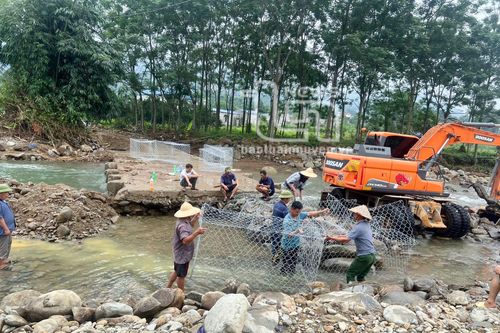 Gia cố cầu bị lũ cuốn trôi