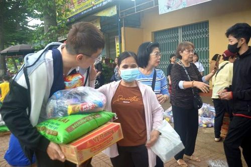 Đoàn thiện nguyện tặng 100 phần quà đến người mù khó khăn tại TP.Buôn Ma Thuột