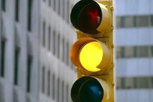 Bỏ đề xuất cấm tuyệt đối vượt đèn vàng