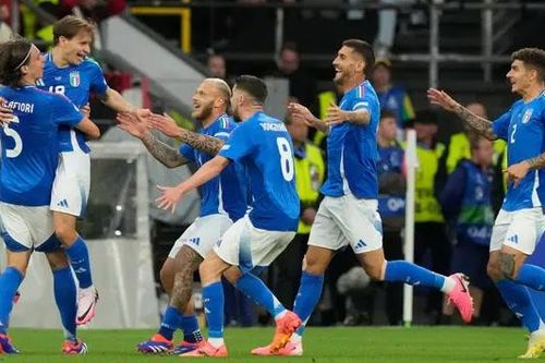 Italia 2-1 Albania: ĐKVĐ ra quân suôn sẻ