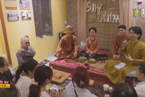 Chuyến tàu điện 'Say xẩm' của người trẻ Hà Nội