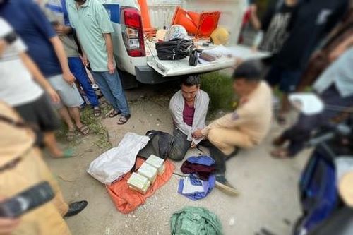 Gặp CSGT, người đàn ông vứt ba-lô chứa ma túy chạy thoát thân nhưng bất thành