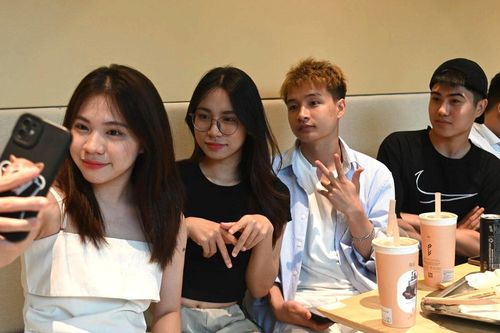 Giới trẻ Hà thành thức xuyên đêm 'đu trend' uống cà phê lúc 4h sáng