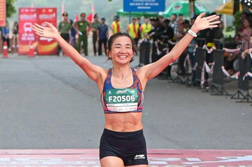 Nguyễn Thị Oanh về nhất giải Quảng Trị Marathon 2024