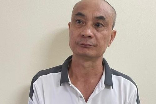 Mâu thuẫn trong sinh hoạt, gã đàn ông đốt xe ô tô khách của người dân lúc rạng sáng