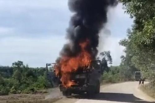 Video ô tô tải bốc cháy dữ dội khi đang vào mỏ đất
