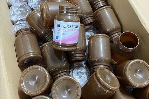 Hàng giả bán 'đính kèm' hàng thật trên kênh thương mại truyền thống