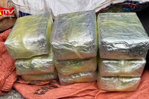 Bị kiểm tra hành chính, đối tượng vứt lại balo chứa ma túy để bỏ chạy