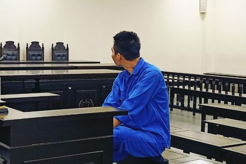 Dùng súng bắn người từ việc nữ nhân viên quán karaoke vay tiền