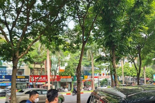 Hà Nội: Hình ảnh loạt xe bị đập vỡ kính để lục lọi đồ