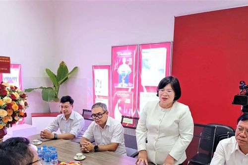 Đoàn Đại biểu TPHCM chúc mừng Báo Đại Đoàn Kết nhân dịp 21-6