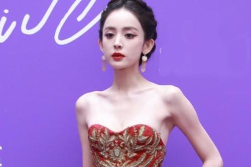 Ngoại hình thay đổi của 'mỹ nữ Tân Cương'