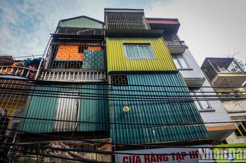Chuồng cọp 'bủa vây' nhà dân tại gần hiện trường vụ cháy Định Công Hạ