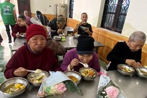 Ấm áp 'Bữa cơm thiện nguyện'