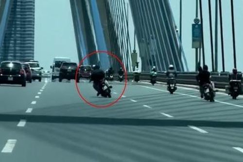 Khởi tố, bắt khẩn cấp nam thanh niên đi xe máy đánh võng trên cầu Nhật Tân