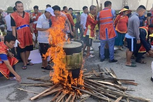 Về Sầm Sơn xem người dân thi làm bánh Chưng - bánh Giầy