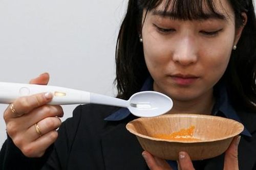 Thìa điện tạo độ mặn cho đồ ăn
