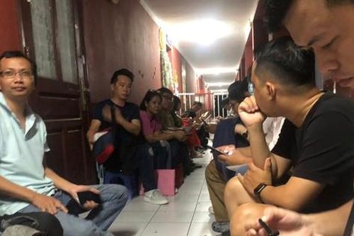 Phụ huynh ở TPHCM xếp hàng xuyên đêm chờ mua hồ sơ vào lớp 1 cho con