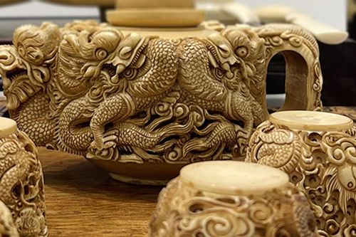 Chiêm ngưỡng hiện vật của các vua triều Nguyễn và Hoàng hậu Nam Phương