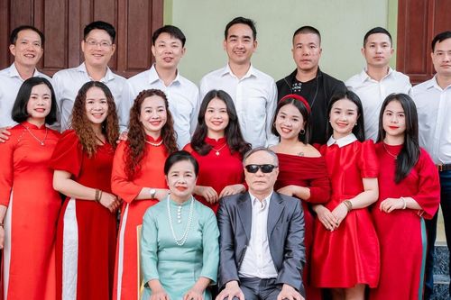 Ông bố mù ở Nghệ An có 7 con gái xinh đẹp giỏi giang, tuổi U70 hưởng trái ngọt