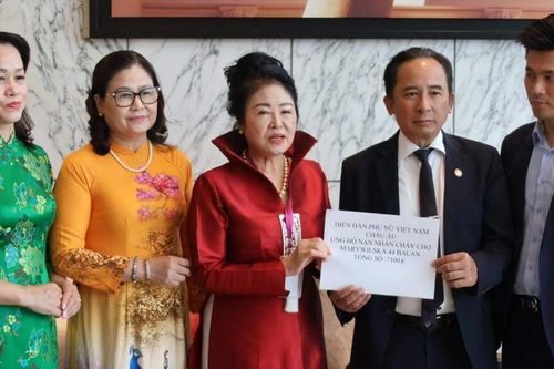 Diễn đàn Phụ nữ Việt Nam tại châu Âu tặng tiền hỗ trợ bà con bị thiệt hại do vụ cháy TTTM ở Ba Lan