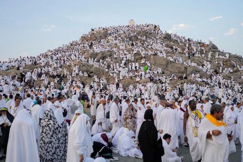 Hàng triệu tín đồ tham dự cuộc hành hương Hajj trong cái nóng 48 độ, 6 người chết vì say nắng