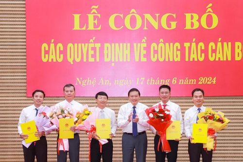 Trao quyết định của Chủ tịch UBND tỉnh Nghệ An điều động, bổ nhiệm 5 lãnh đạo sở, ngành