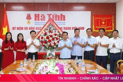 Lãnh đạo tỉnh Hà Tĩnh chúc mừng các cơ quan báo chí nhân ngày truyền thống