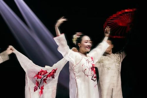 Tuần lễ thời trang tôn vinh giá trị di sản truyền thống Việt trên sàn diễn