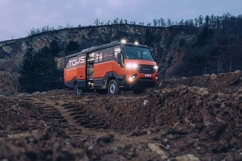 Xe buýt địa hình 35 chỗ ngồi, giá 243.000 USD
