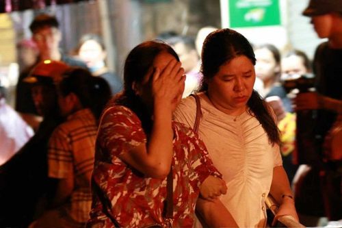 Cháy ở Định Công Hạ: Người thân nạn nhân ngã khuỵu, ôm mặt khóc nức nở tại hiện trường