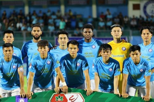 Nghịch lý bóng đá Việt Nam: Đá cho xong!