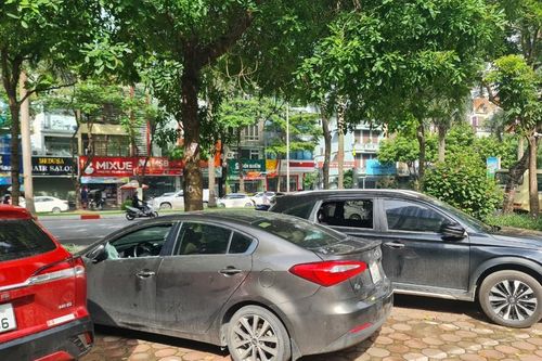 Nhiều xe ở đô thị Văn Quán bị đập vỡ kính trong đêm