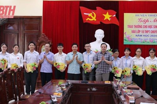 Thiệu Hóa gặp mặt, khen thưởng học sinh trúng tuyển lớp 10 Trường THPT Chuyên Lam Sơn