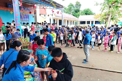 Châu Phú chăm lo, giáo dục trẻ em
