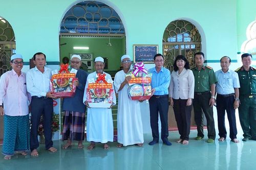 Bí thư và Phó Bí thư Thường trực Huyện ủy Châu Phú chúc Tết Roya Haji tại Thánh đường Hồi giáo xã Khánh Hòa