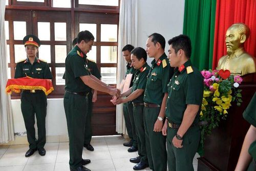 Quân nhân chuyên nghiệp, viên chức quốc phòng An Giang được nâng bậc lương