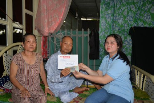 Trao tiền hỗ trợ của bạn đọc Báo An Giang cho các bệnh nhân nghèo