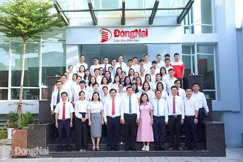 Bí thư Tỉnh ủy Nguyễn Hồng Lĩnh dự lễ chào cờ đầu tuần tại Báo Đồng Nai
