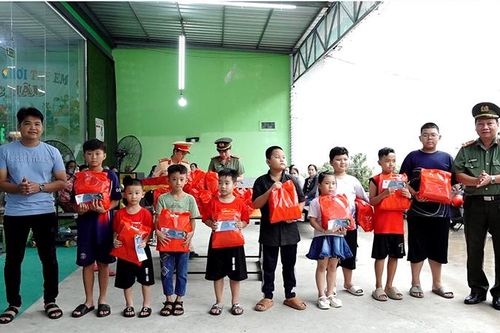 Chương trình 'Nụ cười trẻ thơ' - mang niềm vui đến với trẻ em có hoàn cảnh đặc biệt khó khăn