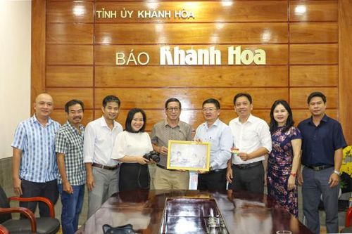 Báo Khánh Hòa tiếp nhận kỷ vật do nguyên Tổng Biên tập Lương Kiên Định trao tặng