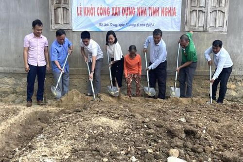 Báo Khánh Hòa: Phối hợp khởi công xây nhà tình nghĩa tặng hộ nghèo neo đơn xã Sơn Trung
