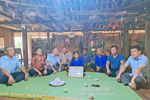 Đoàn công tác của tỉnh chúc thọ, mừng thọ các cụ 90 tuổi tại huyện Bình Gia