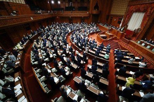 Luật mới khuyến khích người nước ngoài ở lại làm việc lâu hơn