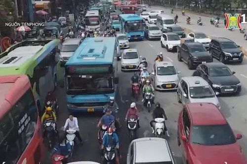 Đường Giải Phóng ùn tắc kéo dài do hàng rào thi công