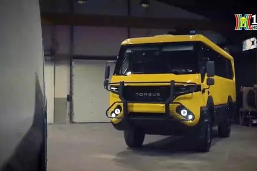 Xe buýt địa hình có thể đi qua vùng nước sâu