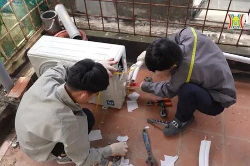 Thợ lắp điều hòa vào mùa bận rộn
